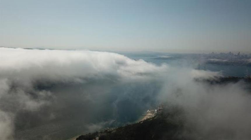 İstanbul'da sis gemi trafiğini durdurdu