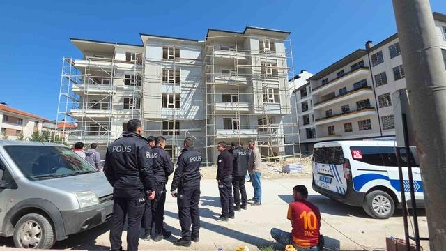 K&uuml;tahya&rsquo;da iskele &ccedil;&ouml;kt&uuml;: 2 iş&ccedil;i yaralandı 1