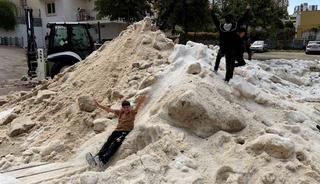 Adana&rsquo;da nisan ayında &ccedil;ocukların kar topu keyfi