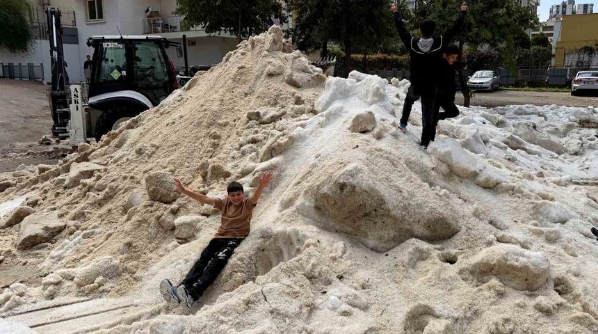 Adana&rsquo;da nisan ayında &ccedil;ocukların kar topu keyfi