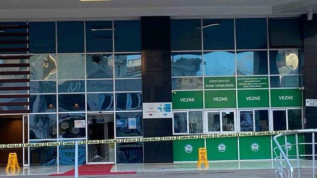 Serik Belediyesi'ne av tüfekli saldırı! Motosikletiyle gelip ateş açtı