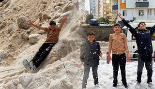 G&ouml;r&uuml;nt&uuml;ler T&uuml;rkiye'den: Nisan ayında &ccedil;ocuklar kar topu oynadı