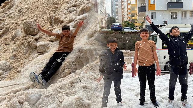 Görüntüler Türkiye'den: Nisan ayında çocuklar kar topu oynadı!