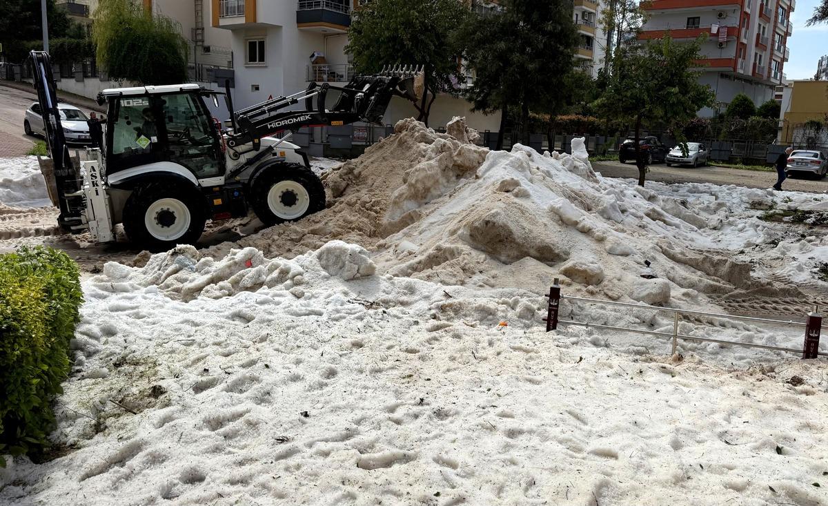 G&ouml;r&uuml;nt&uuml;ler T&uuml;rkiye den: Nisan ayında &ccedil;ocuklar kar topu oynadı! 3