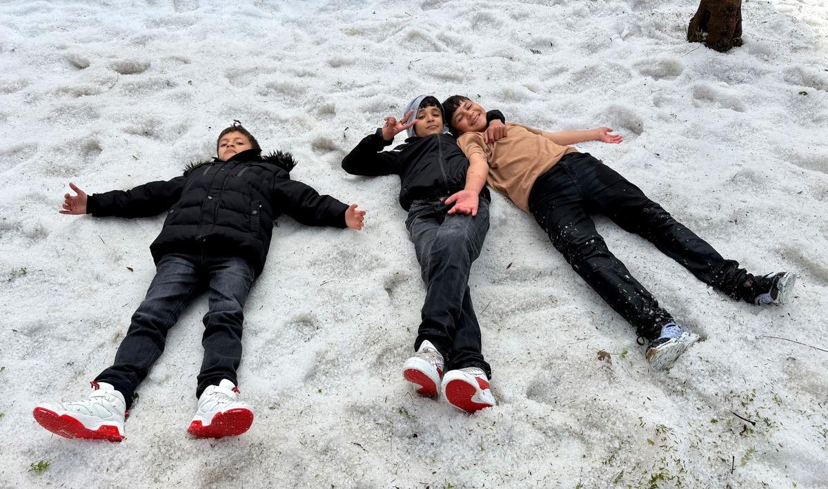 G&ouml;r&uuml;nt&uuml;ler T&uuml;rkiye den: Nisan ayında &ccedil;ocuklar kar topu oynadı! 1