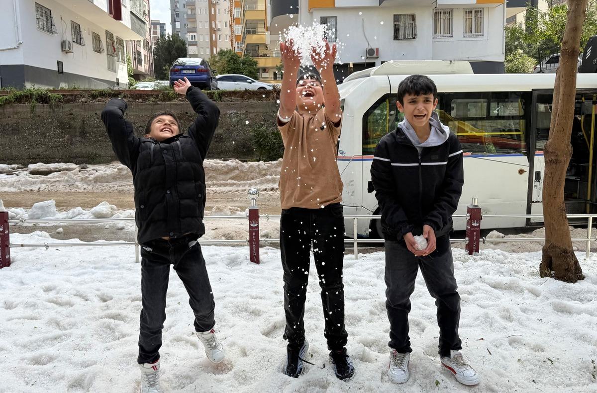 G&ouml;r&uuml;nt&uuml;ler T&uuml;rkiye den: Nisan ayında &ccedil;ocuklar kar topu oynadı! 2