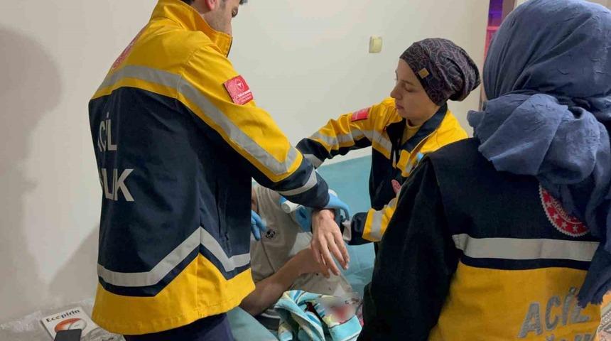 Komşusunun baltalı saldırısından babasını kurtardı, kendi yaralandı