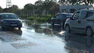 Balıkesir’de sağanak nedeniyle arazileri sular bastı, rögarlar taştı