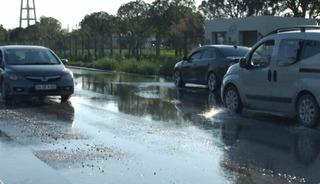Balıkesir&rsquo;de sağanak nedeniyle arazileri sular bastı, r&ouml;garlar taştı