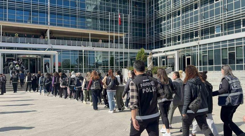 Narkotik polisinden &rsquo;Cono&rsquo;lara operasyon: 55 g&ouml;zaltı