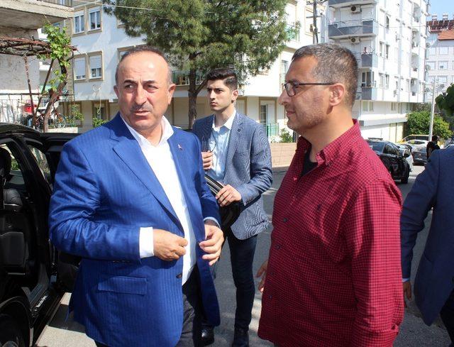 Bakan Çavuşoğlu’ndan, Cumhurbaşkanı Erdoğan’ın avukatı Ahmet Özel ve ailesine taziye ziyareti