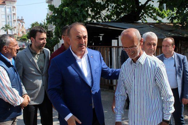 Bakan Çavuşoğlu’ndan, Cumhurbaşkanı Erdoğan’ın avukatı Ahmet Özel ve ailesine taziye ziyareti