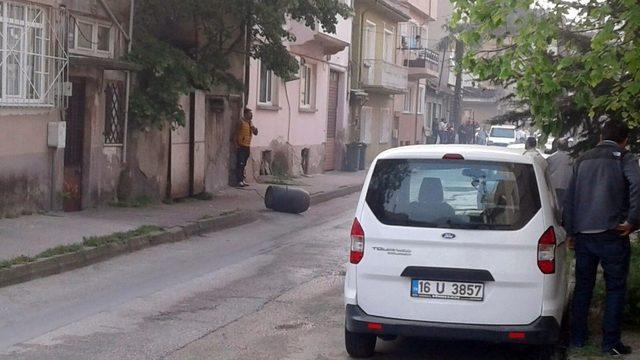 Çocuklarını göremeyince kayınvalidesi ve kayınpederini yaralayarak evi ateşe verdi