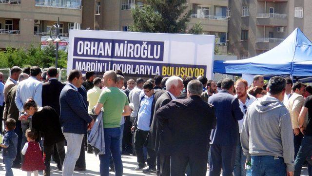 Mardin'de imza gününde Orhan Miroğlu'na yoğun ilgi