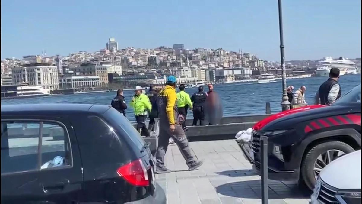 İstanbul un orta yerinde b&uuml;feden aldığı d&ouml;ner bı&ccedil;ağıyla boğazını kesti! 3