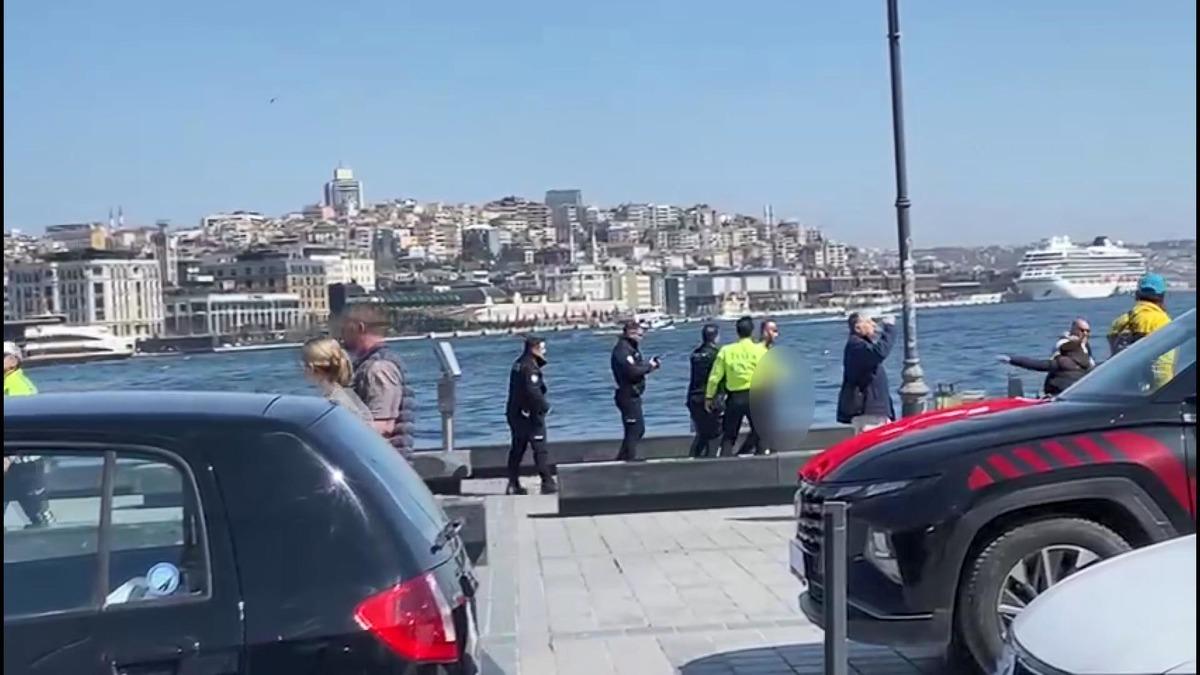 İstanbul un orta yerinde b&uuml;feden aldığı d&ouml;ner bı&ccedil;ağıyla boğazını kesti! 1