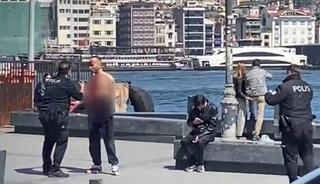 Fatih&rsquo;te b&uuml;feden aldığı d&ouml;ner bı&ccedil;ağıyla boğazını kesti!