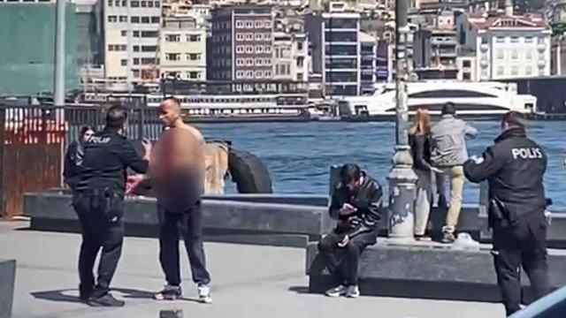 İstanbul'un orta yerinde büfeden aldığı döner bıçağıyla boğazını kesti!