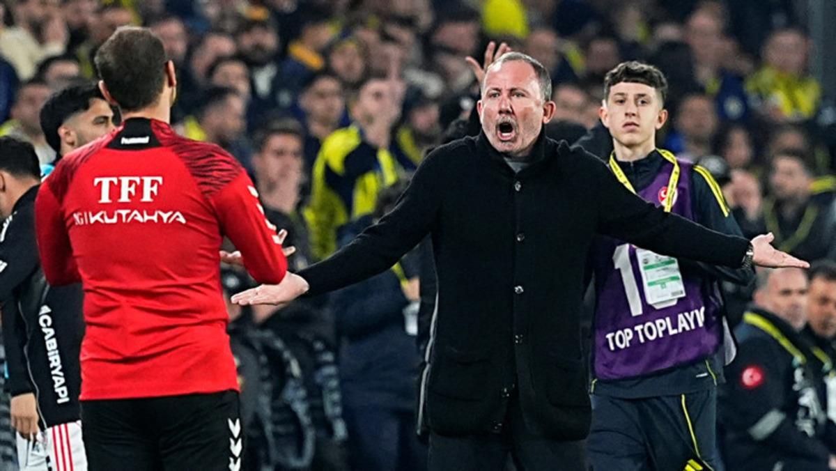 Fenerbah&ccedil;e derbisinin yankıları s&uuml;r&uuml;yor! Stadyumun dışına dev pankart: G&ouml;renler şaşkına d&ouml;nd&uuml; 1