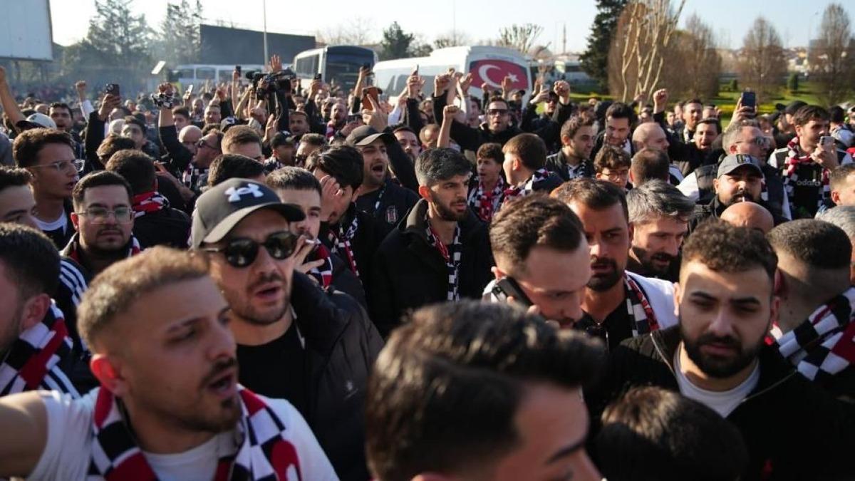 Fenerbah&ccedil;e derbisinin yankıları s&uuml;r&uuml;yor! Stadyumun dışına dev pankart: G&ouml;renler şaşkına d&ouml;nd&uuml; 2