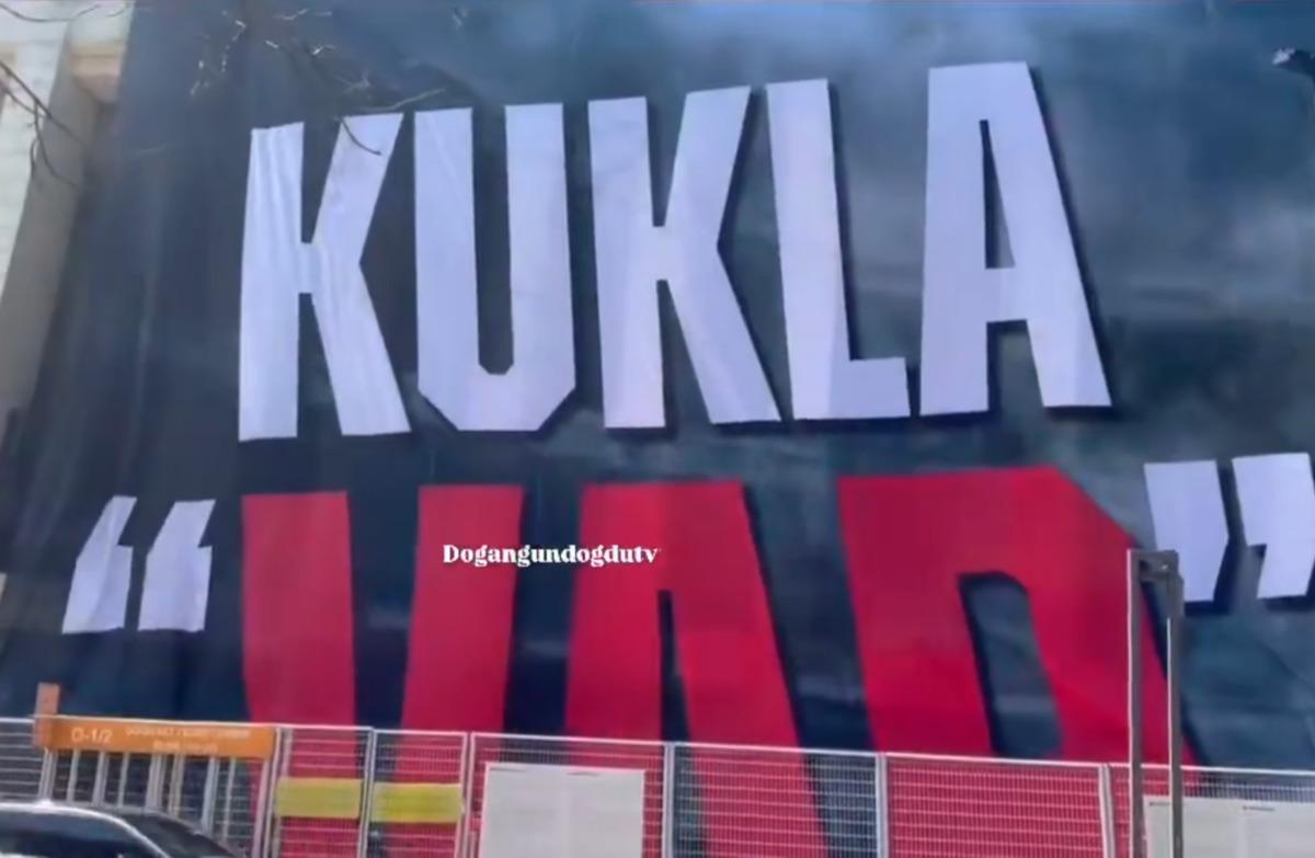 Fenerbah&ccedil;e derbisinin yankıları s&uuml;r&uuml;yor! Stadyumun dışına dev pankart: G&ouml;renler şaşkına d&ouml;nd&uuml; 3