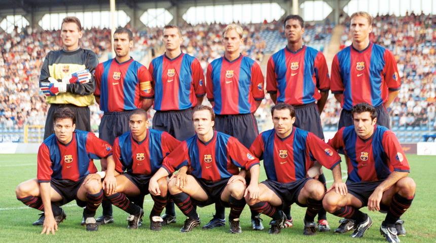 Liverpool ve Barcelona'da da forma giymişti! B&ouml;ylesi g&ouml;r&uuml;lmedi: 55 yaşında futbola geri d&ouml;nd&uuml;
