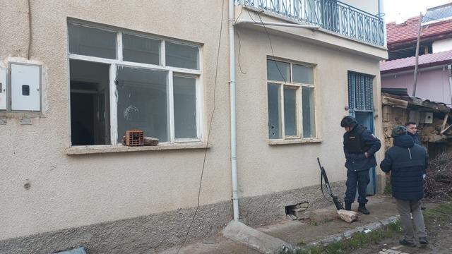 Isparta da silahlı kundaklama ş&uuml;phelisi, saatler s&uuml;ren ikna &ccedil;abaları sonrası teslim oldu 2
