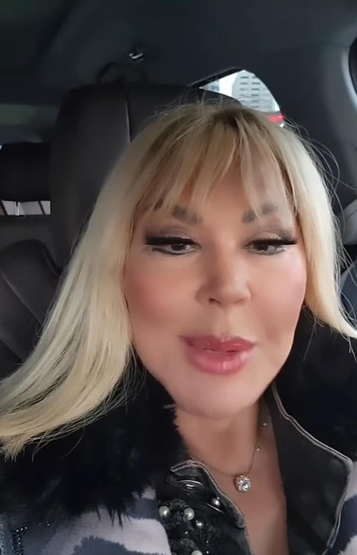 Safiye Soyman y&uuml;z&uuml;n&uuml; gerdirip gıdığını aldırdı! Son haliyle g&uuml;ndemde 1