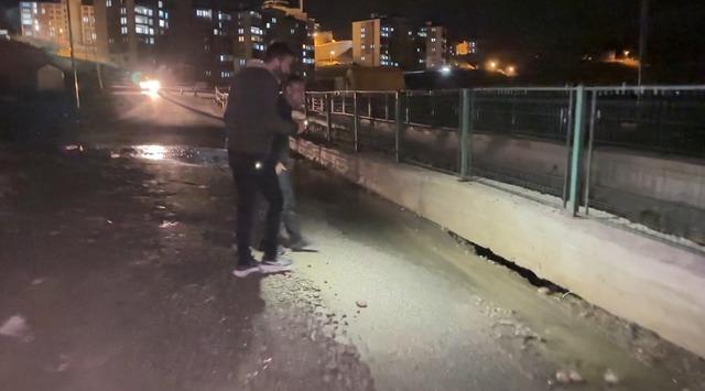 Y&uuml;ksekova&rsquo;da heyelan: Pizok yolu trafiğe kapatıldı 4