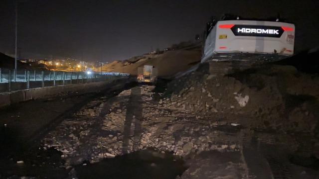 Yüksekova’da heyelan: Pizok yolu trafiğe kapatıldı