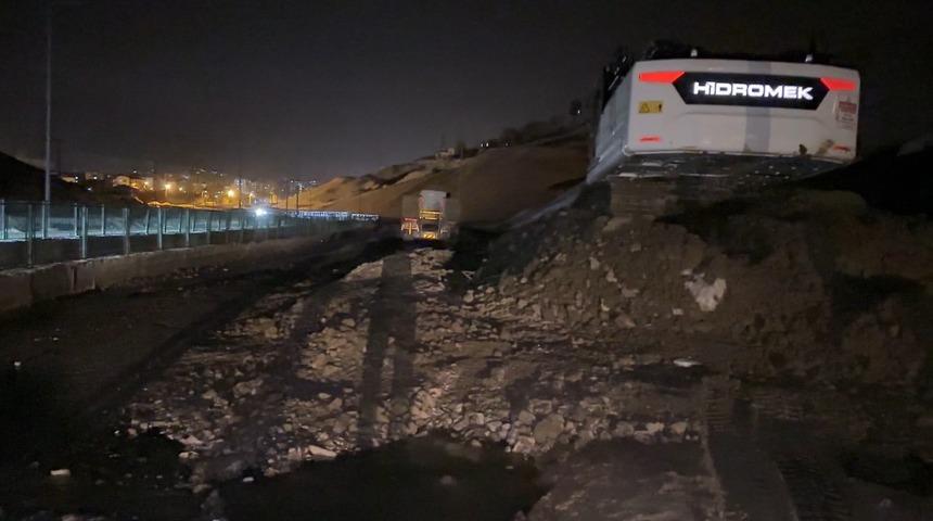 Y&uuml;ksekova&rsquo;da heyelan: Pizok yolu trafiğe kapatıldı