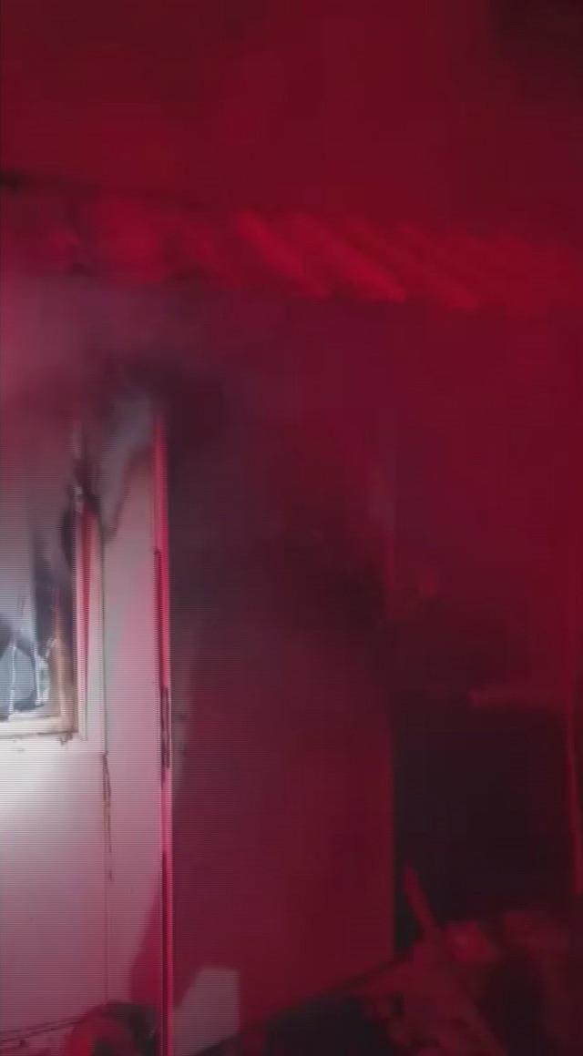 Depremzede ailenin yaşadığı konteyner alevlere teslim oldu 6