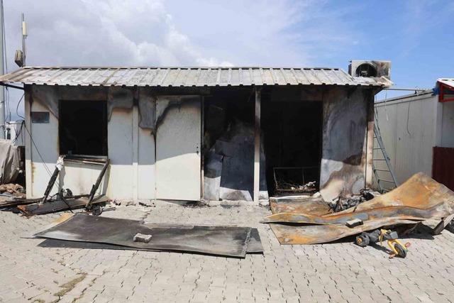 Depremzede ailenin yaşadığı konteyner alevlere teslim oldu 5