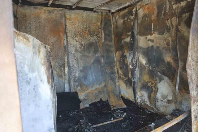 Depremzede ailenin yaşadığı konteyner alevlere teslim oldu 4