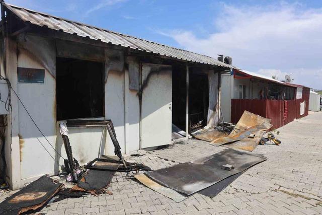 Depremzede ailenin yaşadığı konteyner alevlere teslim oldu 3