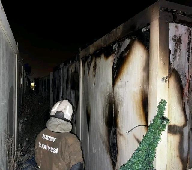 Depremzede ailenin yaşadığı konteyner alevlere teslim oldu 2