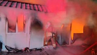 Depremzede ailenin yaşadığı konteyner alevlere teslim oldu