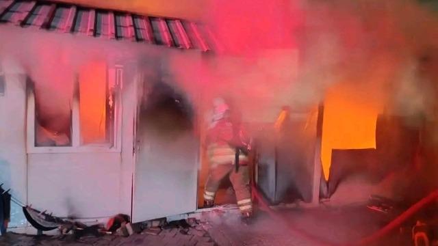 Depremzede ailenin yaşadığı konteyner alevlere teslim oldu