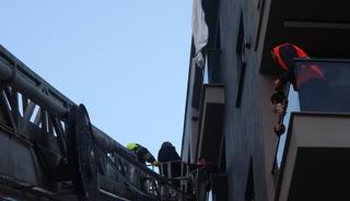 Perde ile altıncı kattan sarkan şahıs &uuml;&ccedil;&uuml;nc&uuml; kat balkonuna d&uuml;şt&uuml;