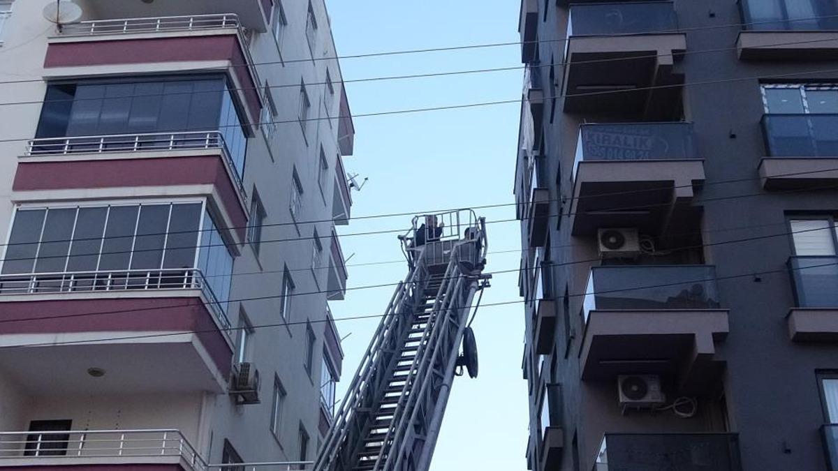 Mersin de ilgin&ccedil; olay! Perde ile altıncı kattan sarkan şahıs &uuml;&ccedil;&uuml;nc&uuml; kat balkonuna d&uuml;şt&uuml; 1