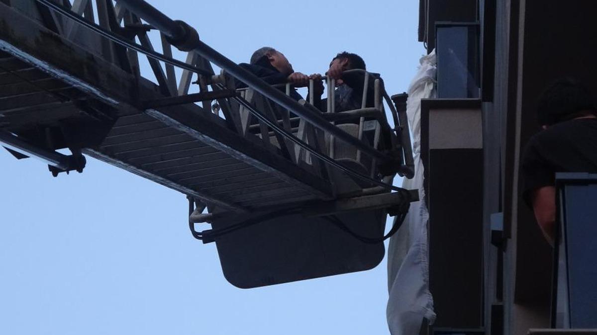 Mersin de ilgin&ccedil; olay! Perde ile altıncı kattan sarkan şahıs &uuml;&ccedil;&uuml;nc&uuml; kat balkonuna d&uuml;şt&uuml; 2