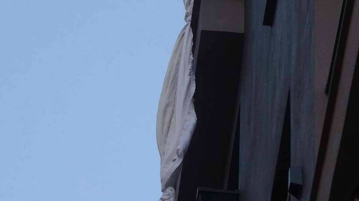 Mersin de ilgin&ccedil; olay! Perde ile altıncı kattan sarkan şahıs &uuml;&ccedil;&uuml;nc&uuml; kat balkonuna d&uuml;şt&uuml; 3