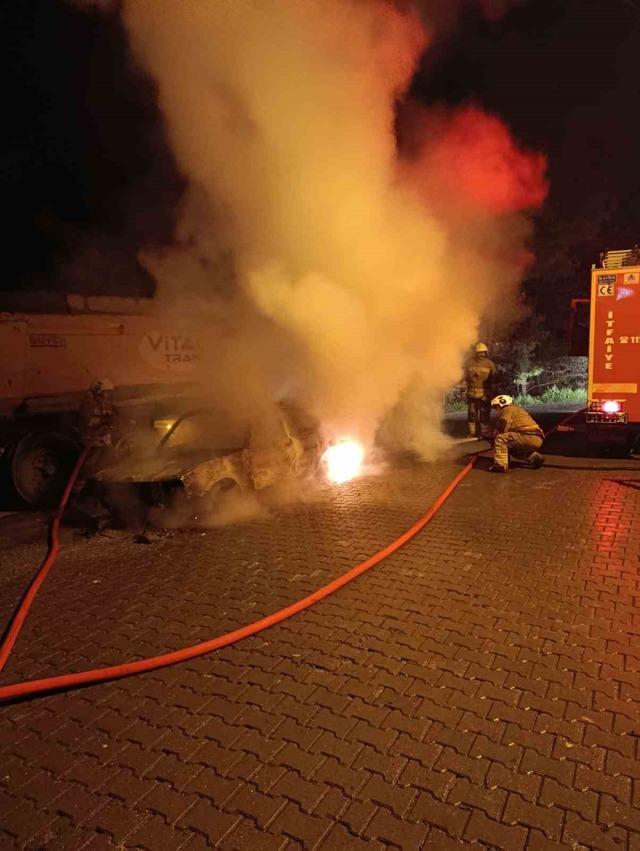 Park halindeki otomobil alevlere teslim oldu 2