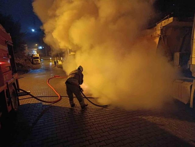 Park halindeki otomobil alevlere teslim oldu 1