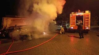 Park halindeki otomobil alevlere teslim oldu