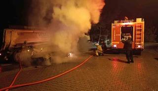 Park halindeki otomobil alevlere teslim oldu