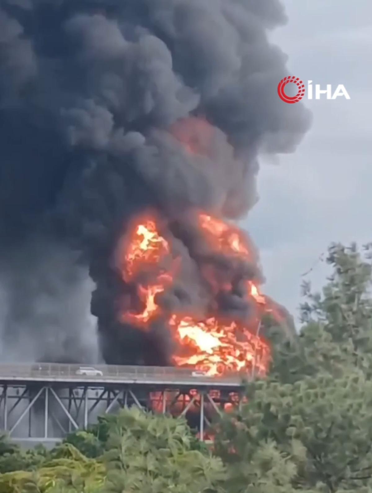 Koca k&ouml;pr&uuml; alev topuna d&ouml;nd&uuml;! G&ouml;r&uuml;nt&uuml;ler dehşete d&uuml;ş&uuml;rd&uuml;: Amerika K&ouml;pr&uuml;s&uuml; nde facia 4