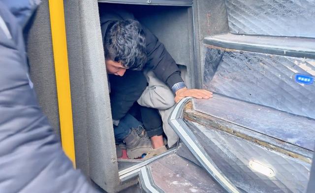 Yozgat ta yolcusu bulunmayan otob&uuml;s&uuml;n bagajından 53 d&uuml;zensiz g&ouml;&ccedil;men &ccedil;ıktı 2