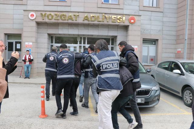 Yozgat ta yolcusu bulunmayan otob&uuml;s&uuml;n bagajından 53 d&uuml;zensiz g&ouml;&ccedil;men &ccedil;ıktı 1