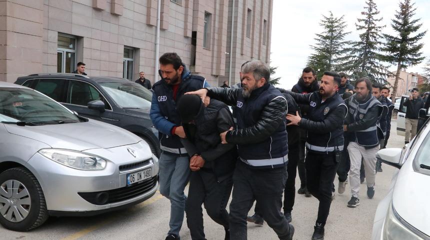 Yozgat'ta yolcusu bulunmayan otob&uuml;s&uuml;n bagajından 53 d&uuml;zensiz g&ouml;&ccedil;men &ccedil;ıktı